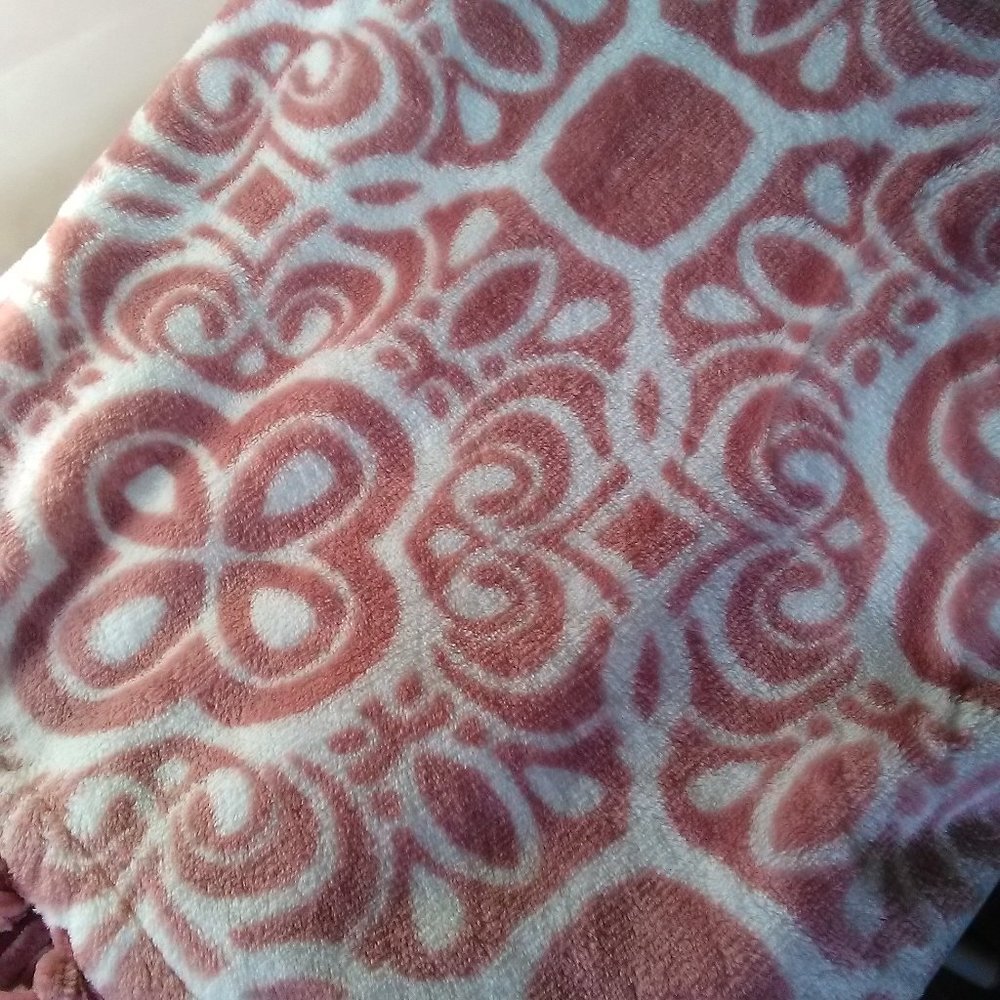 NWT Oversized Decorative Medallion Throw - Picture 7 of 9